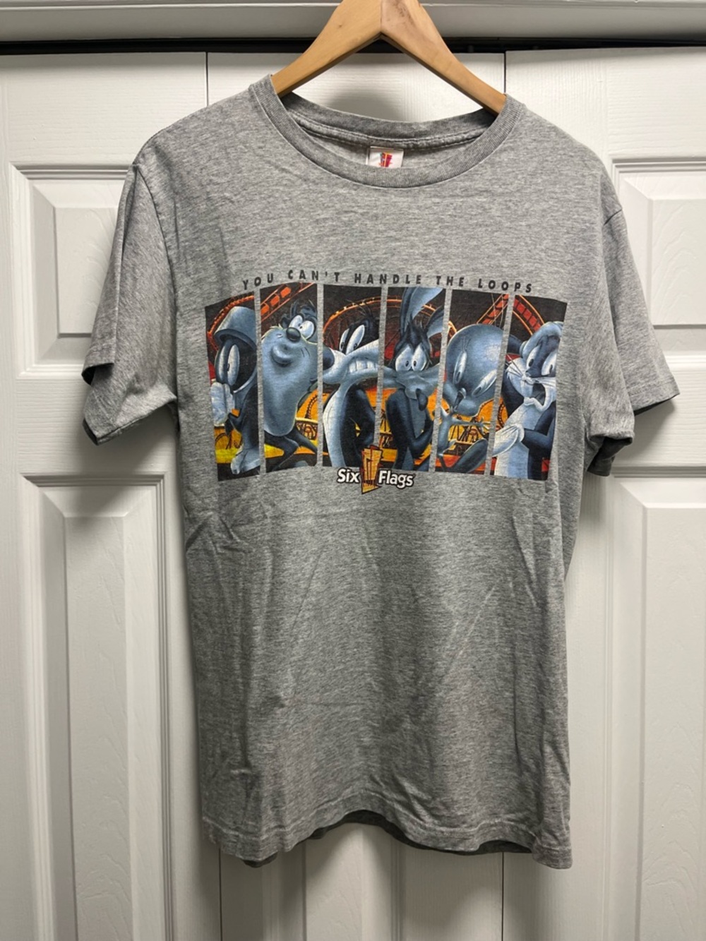 2001 Looney Tunes Six Flags T-shirt